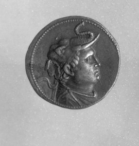 Mynt präglat av Ptolemaios I (367 f.Kr.-283 f.Kr.) som visar Alexander den store (356 f.Kr.-323 f.Kr.) med en elefantmössa och ett baggehorn (silver)